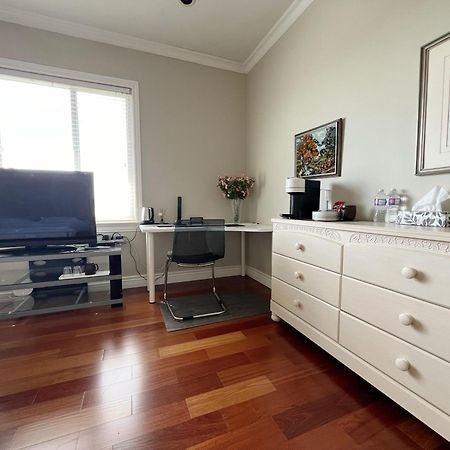 A Cozy Bedroom With A Private Washroom Close To Yvr Richmond Exterior photo