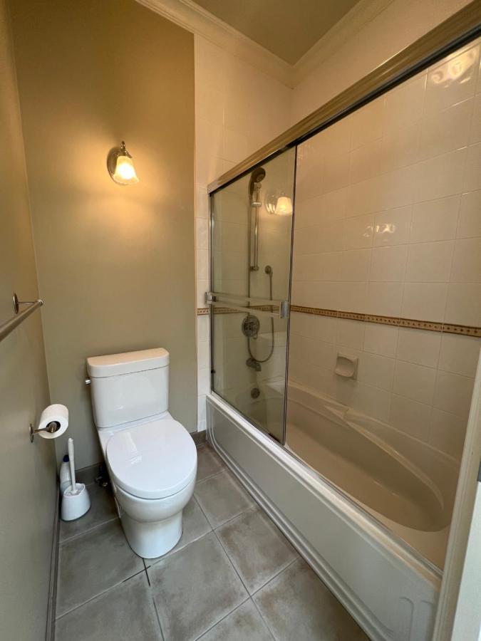 A Cozy Bedroom With A Private Washroom Close To Yvr Richmond Exterior photo