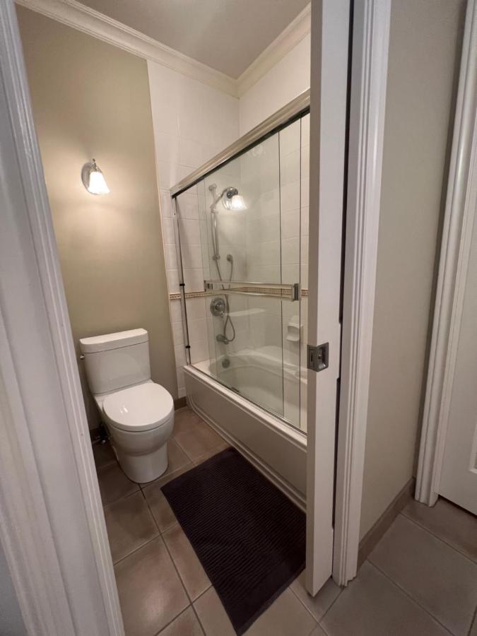 A Cozy Bedroom With A Private Washroom Close To Yvr Richmond Exterior photo