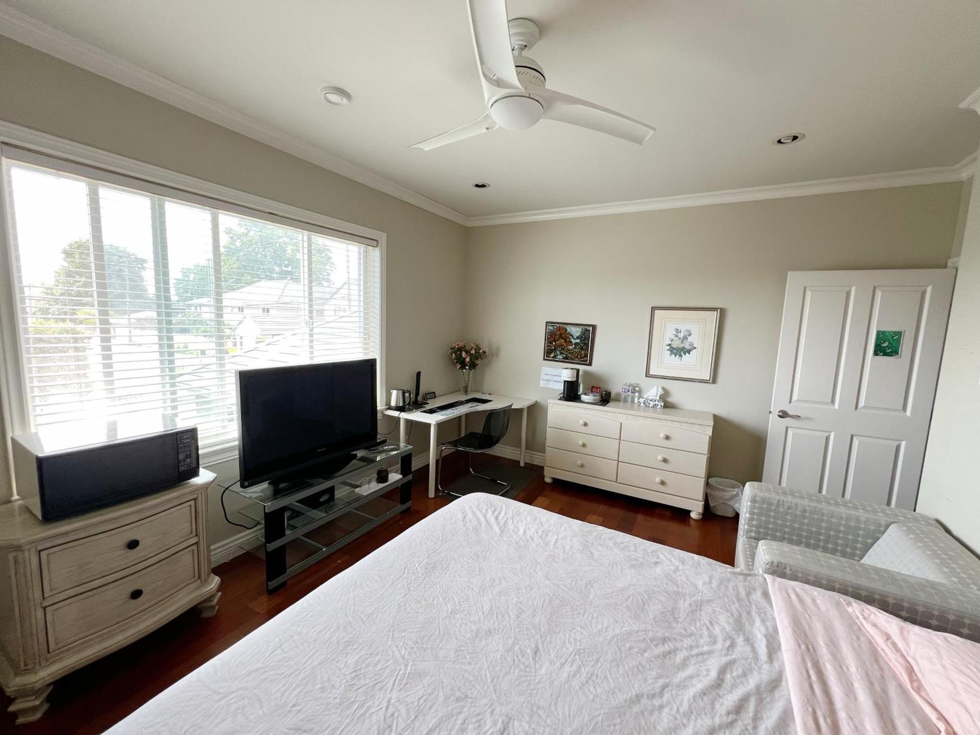 A Cozy Bedroom With A Private Washroom Close To Yvr Richmond Exterior photo